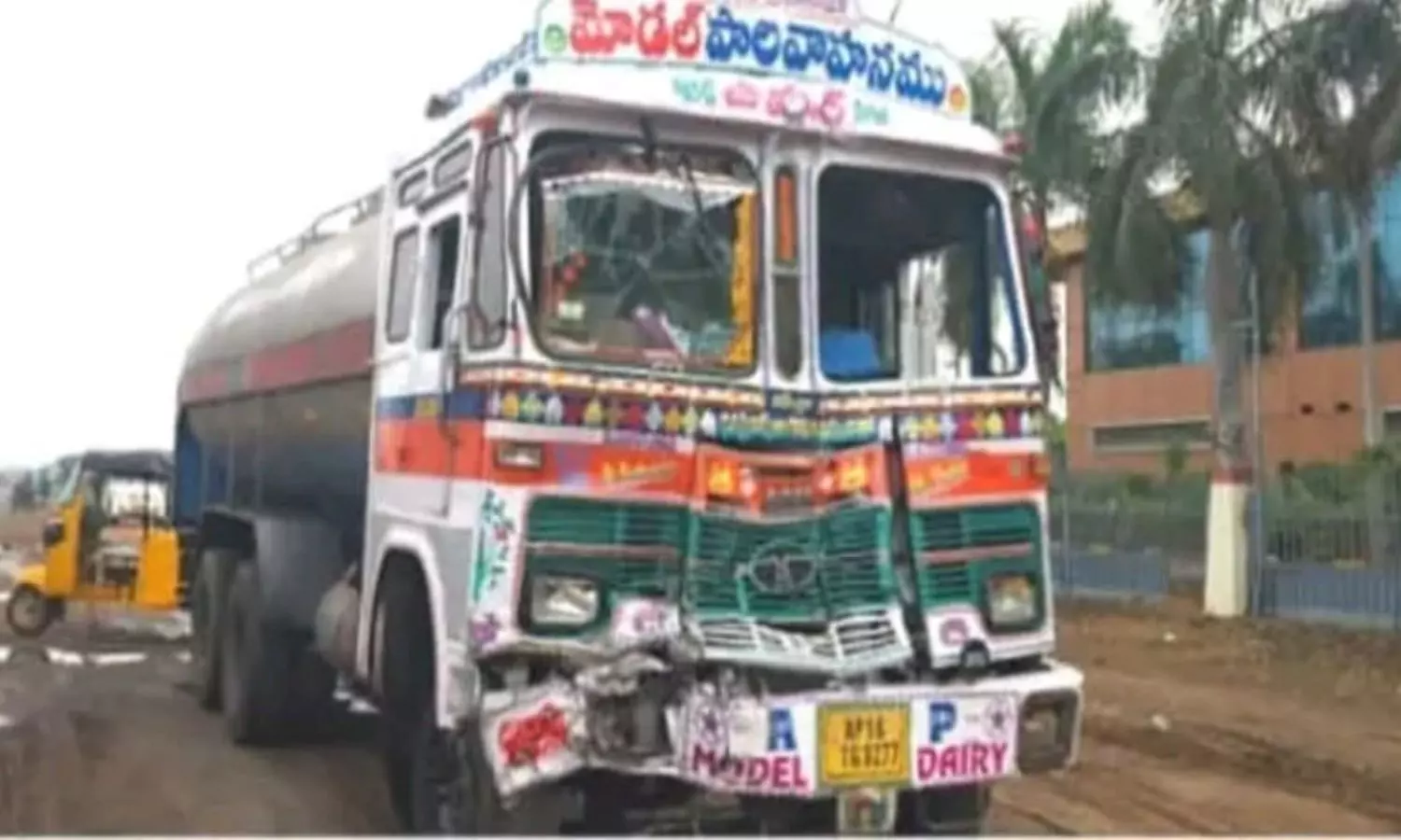 Naidupeta: నాయుడుపేటలో ఘోర రోడ్డు ప్రమాదం.. పాల ట్యాంకర్ ఢీకొని ఒకరి మృతి
