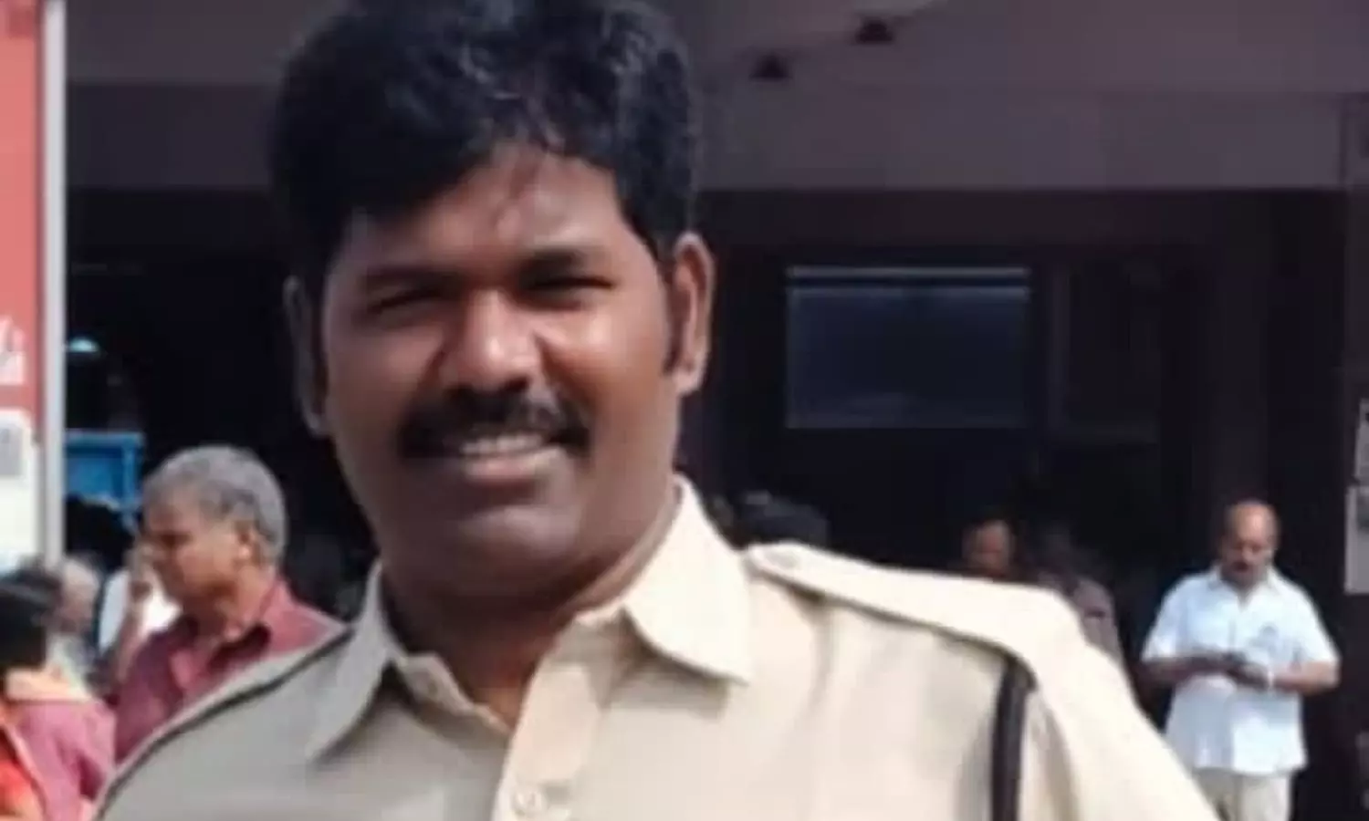 Tuni: తునిలో రైలు కింద చిక్కుకున్న ప్రయాణికుడిని రక్షించిన హెడ్ కానిస్టేబుల్