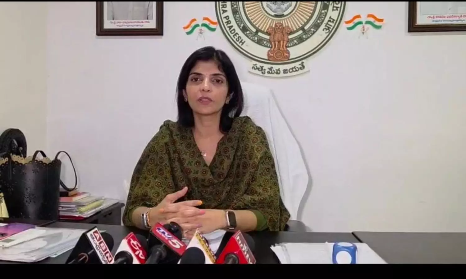 మహిళా కమిషన్ను ఆశ్రయించిన జోగి రమేష్ కోడలు మేఘన
