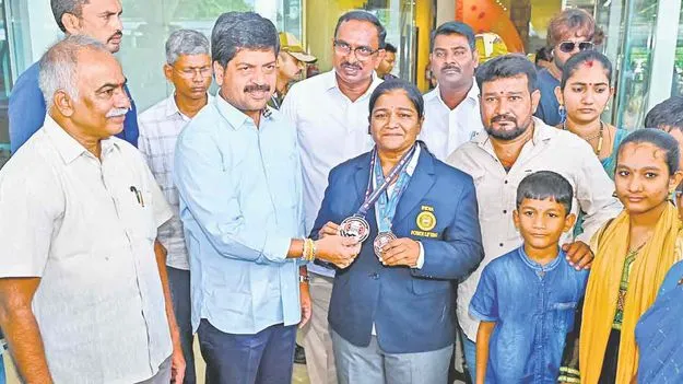 కామన్వెల్త్ పవర్లిఫ్టింగ్లో ఎక్సైజ్ కానిస్టేబుల్ సత్తా